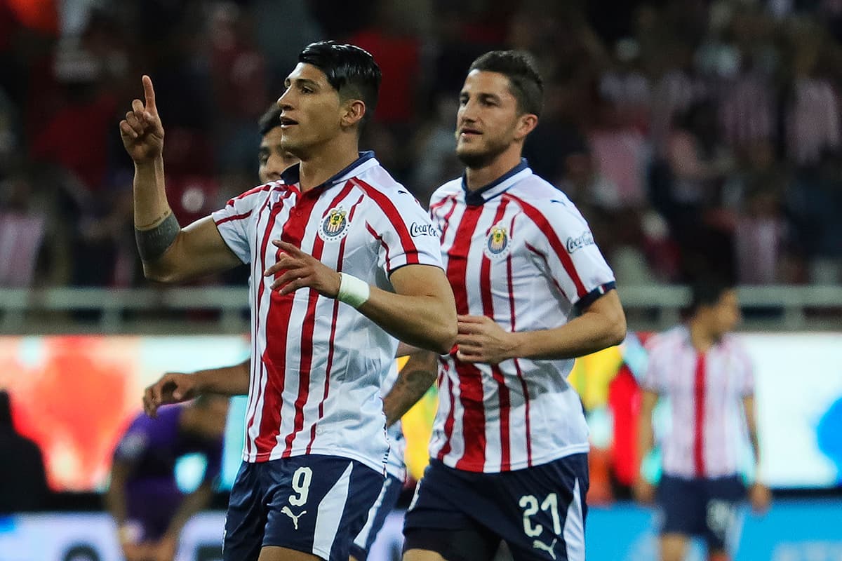 Al minuto 57, Alan Pulido (9) marcó el gol de Chivas para romper el empate parcial.