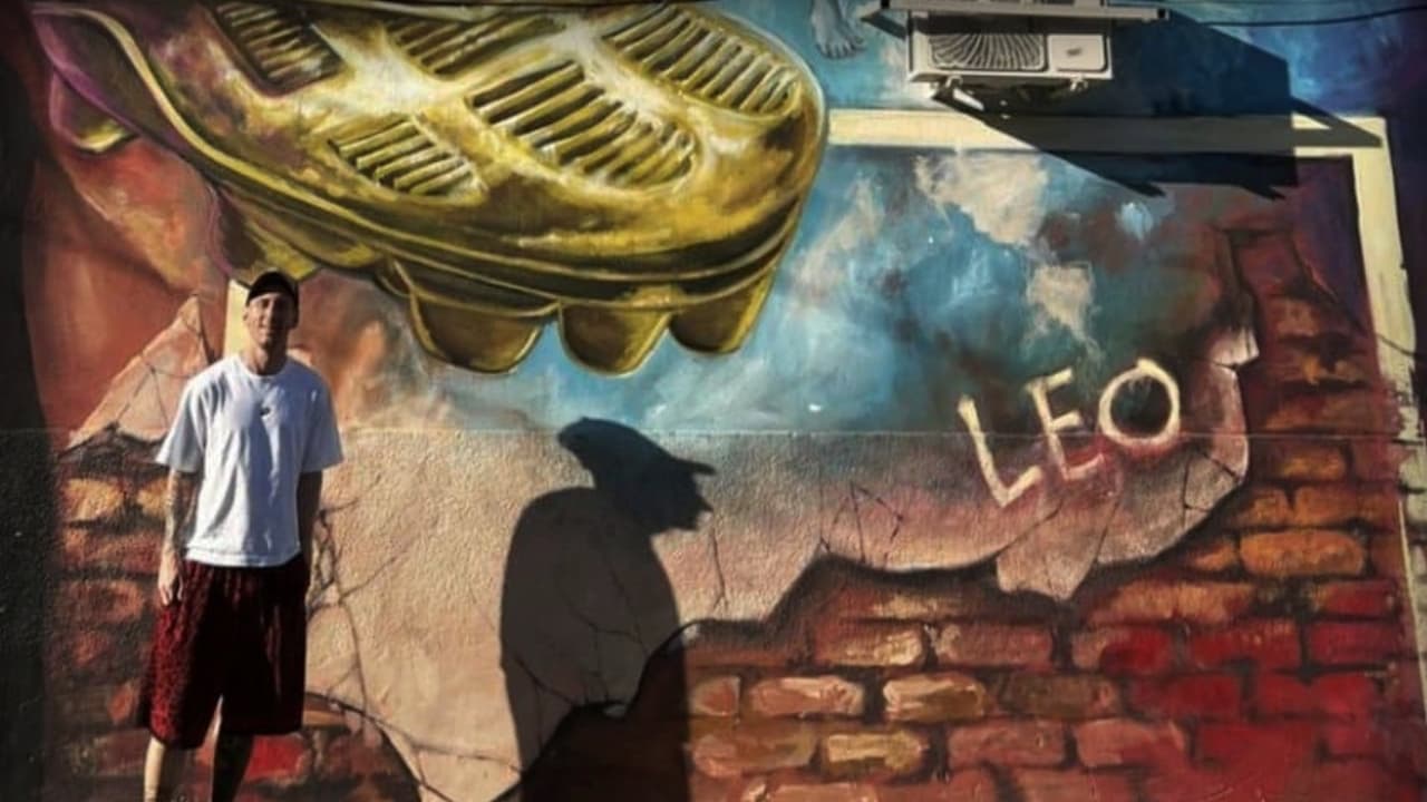 Messi visita un mural en su honor en Rosario, Argentina