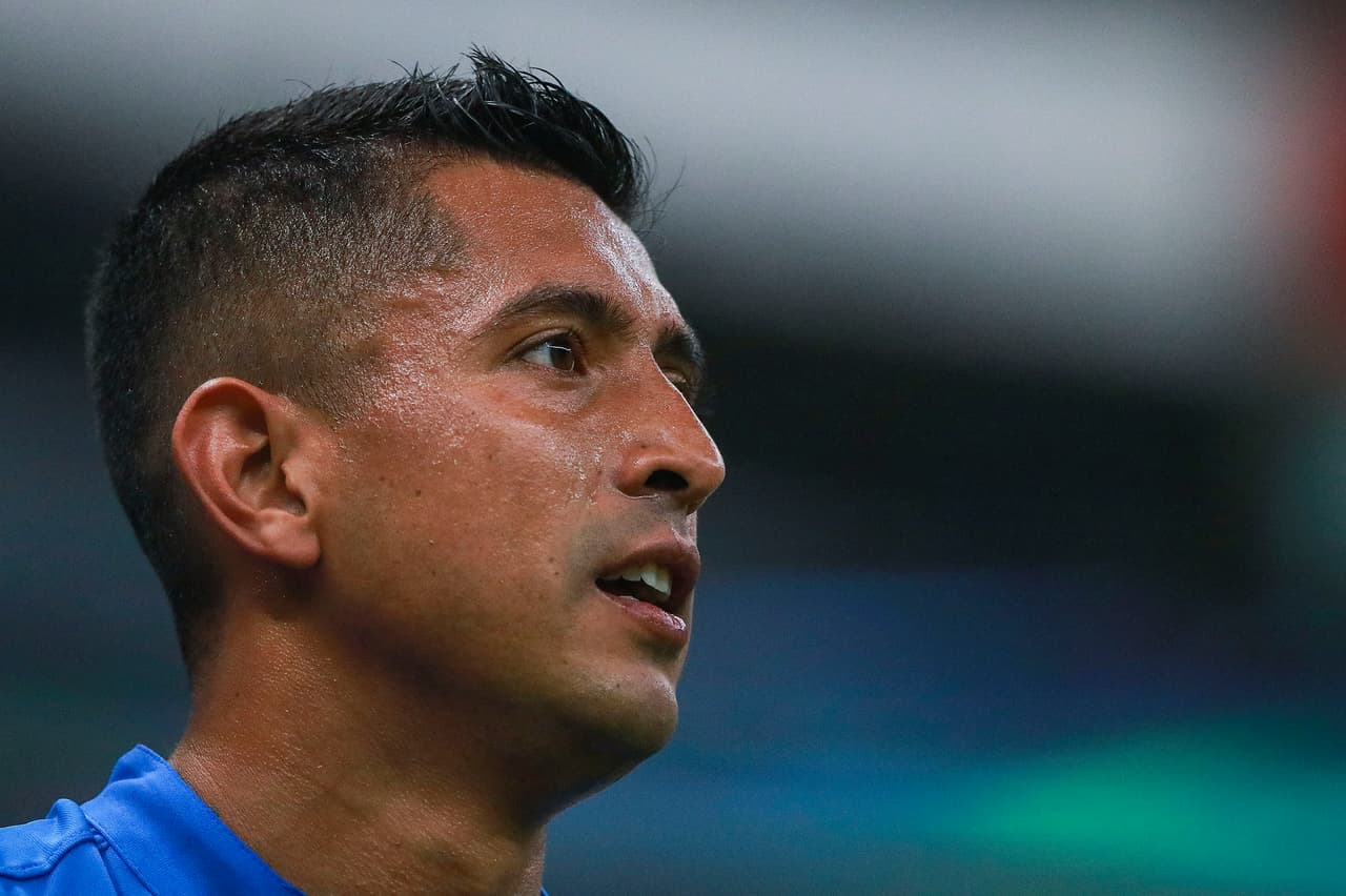 Tras el 0-1 a reacción de Cruz Azul fue pobre en ataque, Elías Hernández muestra esa frustración.