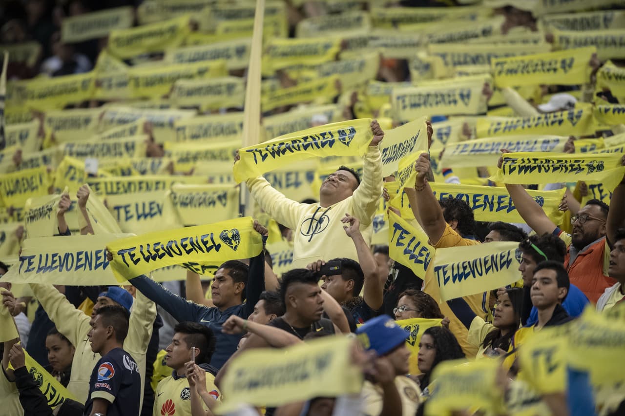 Una gran cantidad de aficionados americanistas acudió al llamado para asistir y apoyar a suss Águilas en la lucha por el título, en el primer capítulo.