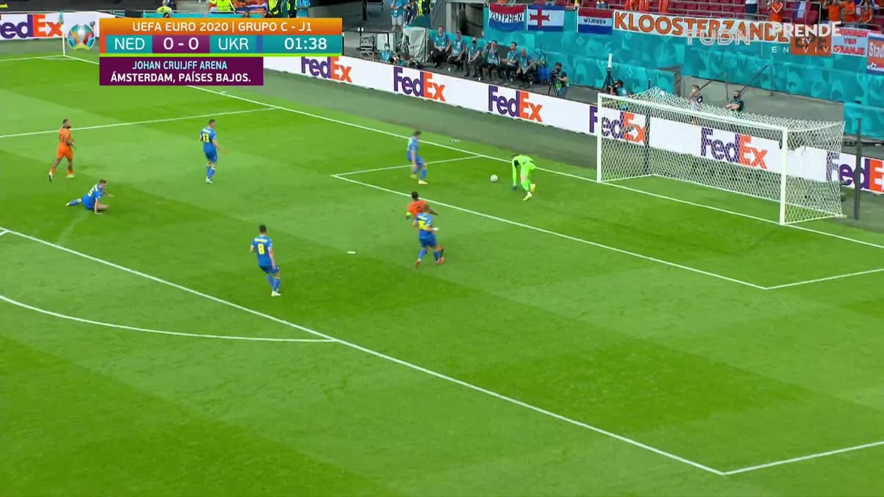 ¡TIRO ATAJADO! disparo por Memphis Depay.