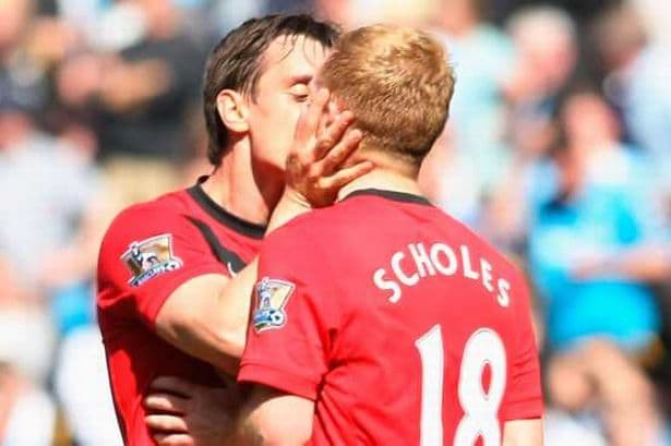 <b>Neville y Scholes</b>
<br>Este beso sucedió tras un gol en el derbi entre el Manchester United y el City.