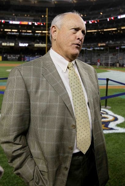 El mandamás de los Rangers, Nolan Ryan, caminó por Yankee Stadium siguiendo de cerca la práctica de su equipo.