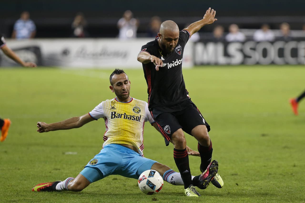 D.C. United se mantuvo en la pelea con un triunfo 3-0 sobre el Crew.