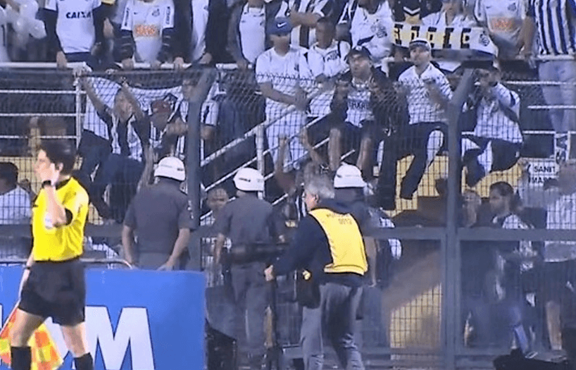 Aficionados colgados de la reja que delimita la grada con la cancha y golpeando y pateando la cerca ante la mirada de la policía antidisturbios. El ambiente se puso muy tenso.