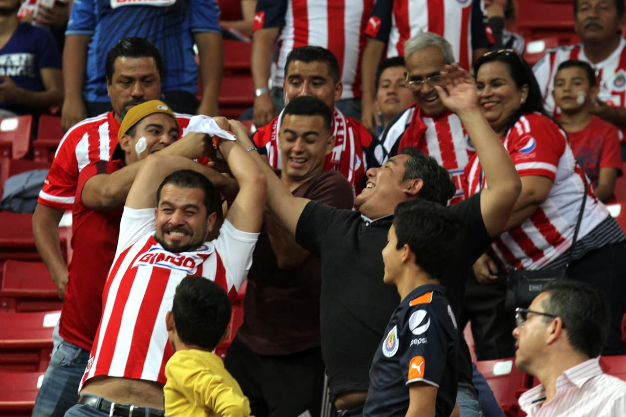 La final de la Copa MX en Guadalajara entre Chivas y Morelia se vio enmarcada por el colorido característico de este tipo de encuentros, con la belleza de porristas y fanáticas y con la fiesta que se vive en las tribunas. En tribunas hubo tiempo para divertirse.