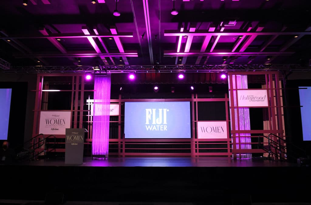 A ella se unieron en el escenario las coeditoras de THR, Beth Deutschman Rabishaw y Victoria Gold, quienes agradecieron a Lifetime por donar $ 400,000 al fondo de becas Women in Entertainment.