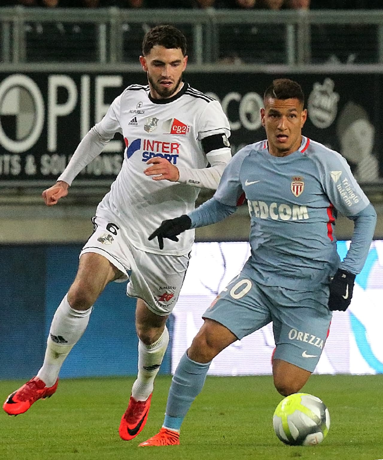 Por la banda derecha, el brasileño Rony Lópes era el hombre encargado de liderar las embestidas, pero sin claridad.