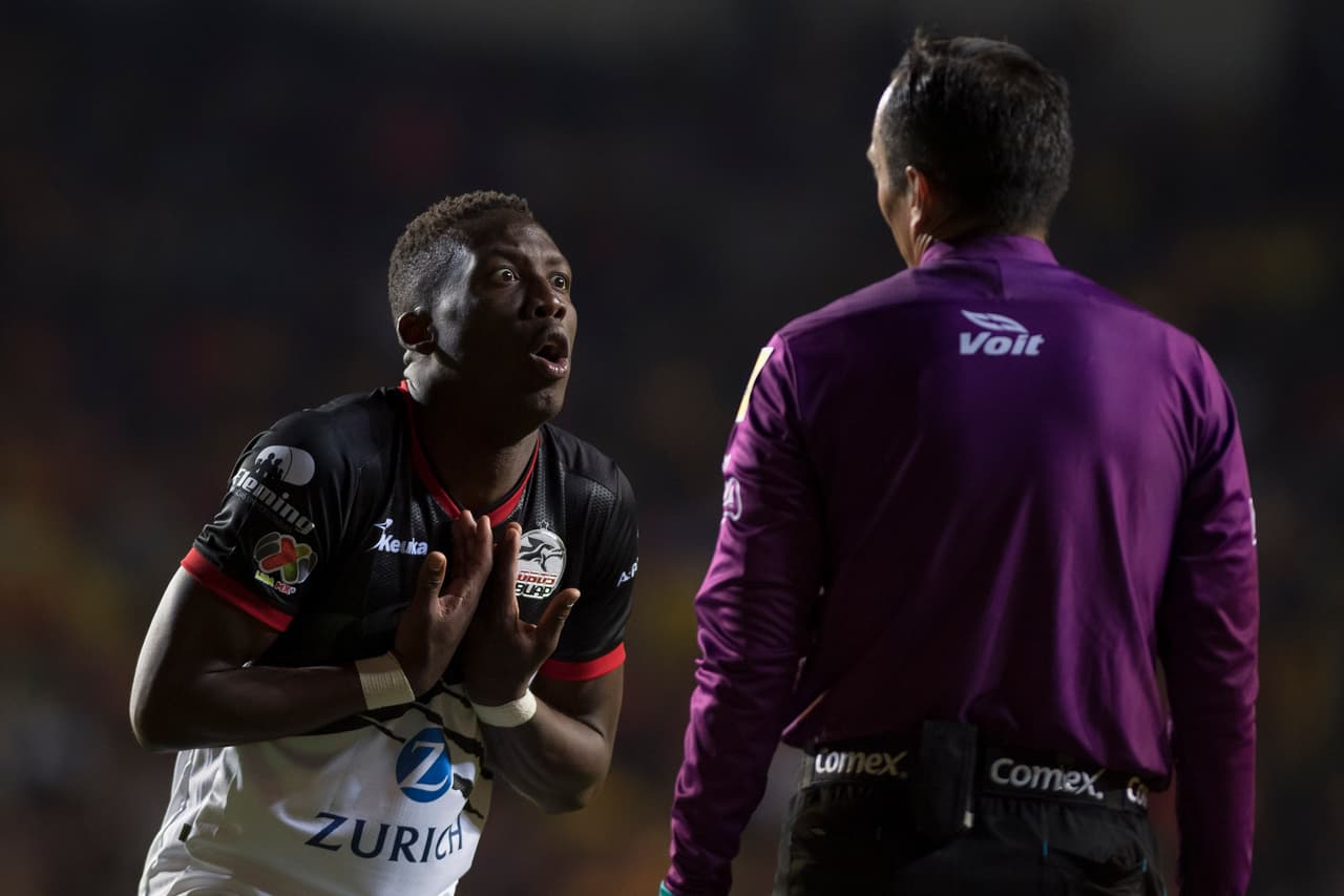 El duelo por momentos se tornó violento y hasta Quiñones fue amonestado a los 75 minutos del encuentro.