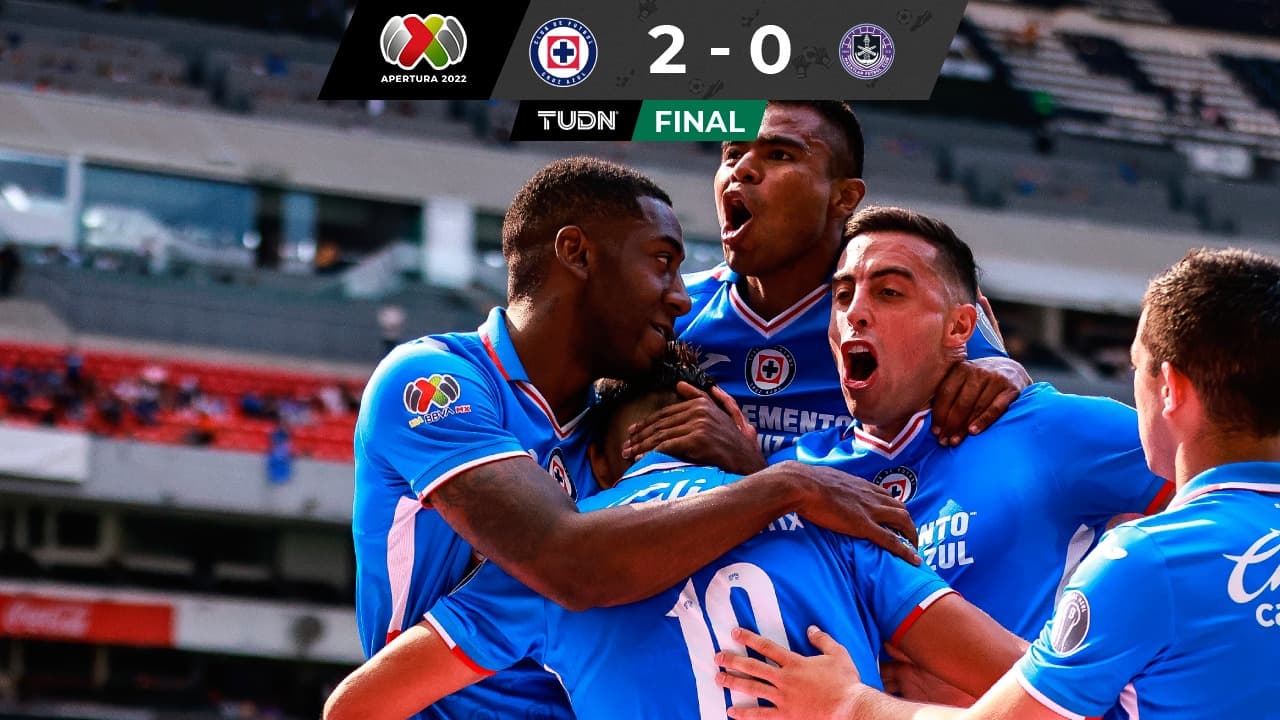 Carneiro y Ángel Romero celebran los goles con los que Cruz Azul se reconcilió con la victoria.