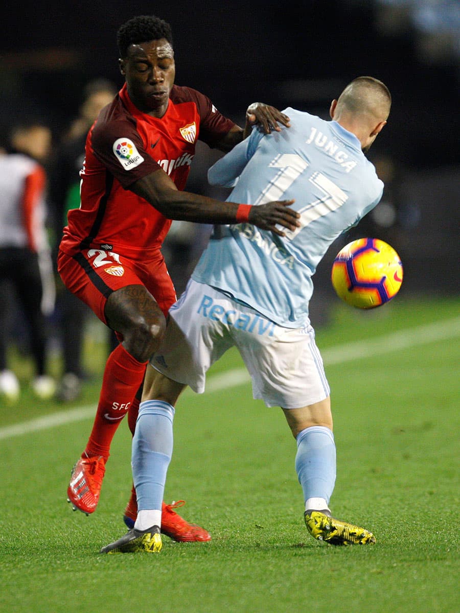 Juncá (derecha) aportó en la labor de marca del Celta junto al mexicano Néstor Araujo para garantizar la victoria.