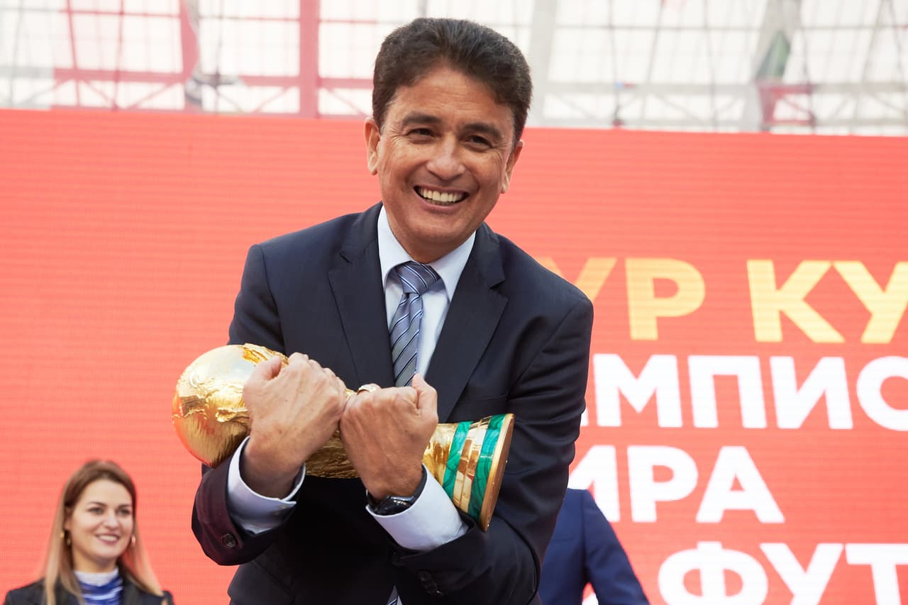 Bebeto arropó el trofeo de la FIFA como arropó a su bebé en sus festejos.