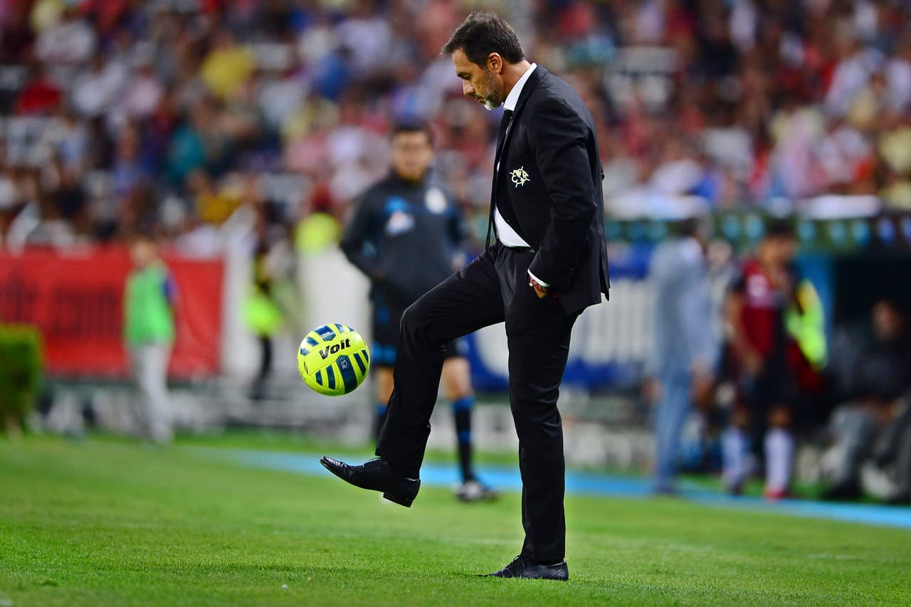 Derrochando talento desde el área técnica, cada vez que puede intenta hacer algún jueguito pegado a la banda.