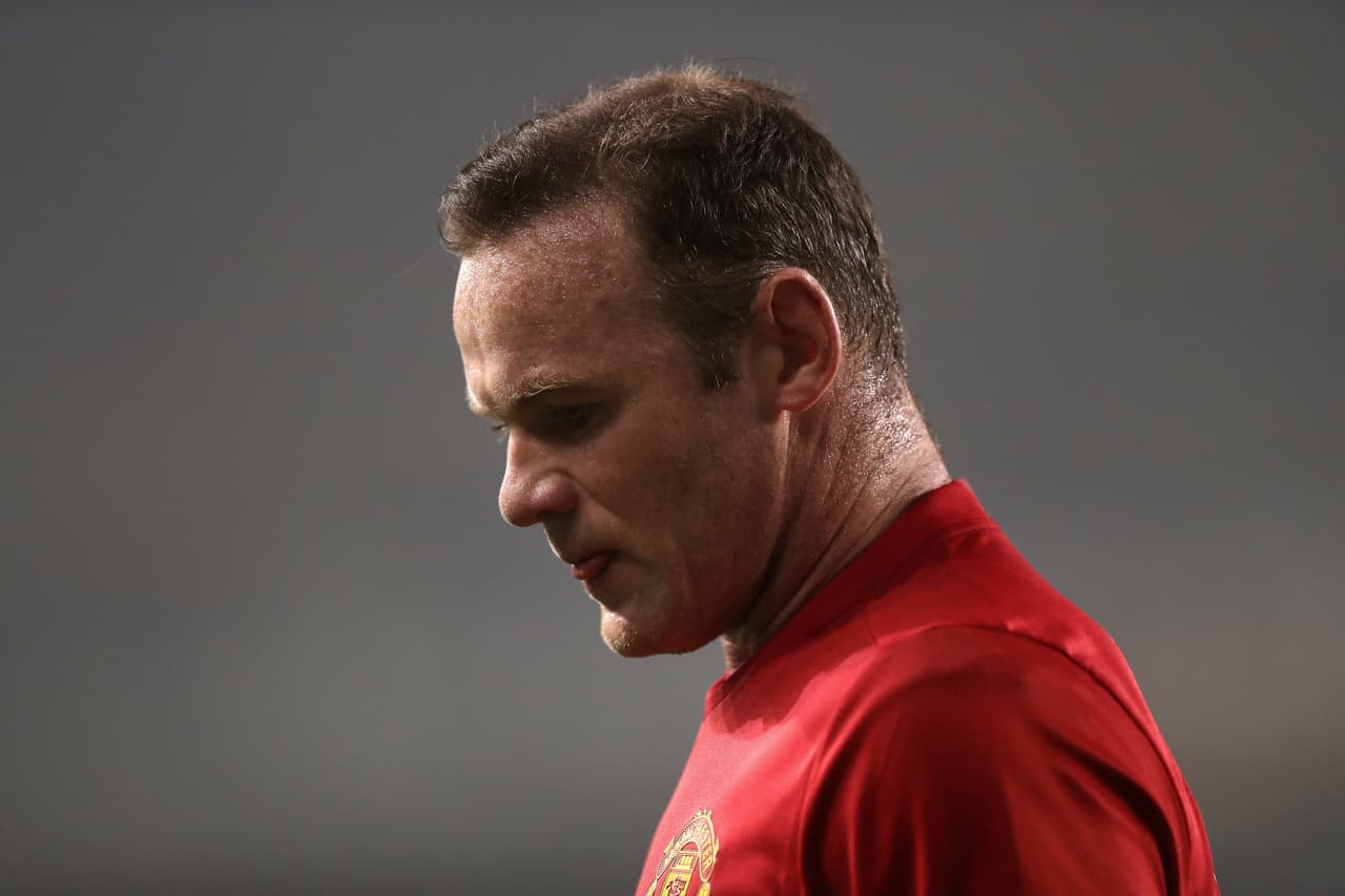 Wayne Rooney fue descubierto bebiendo en una fiesta en medio de la concentración con Inglaterra. El jugador tiene historial de juergas y en esta ocasión reincidió.