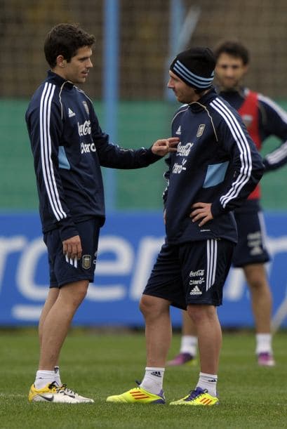 Fernando Gago dialogando con Lionel Messi, la principal carta que tiene Sergio Batista con la selección argentina, hay otros nombres y buenos jugadores pero la ´Pulga´ es la opción ´Number One´ para el ´Checho´.