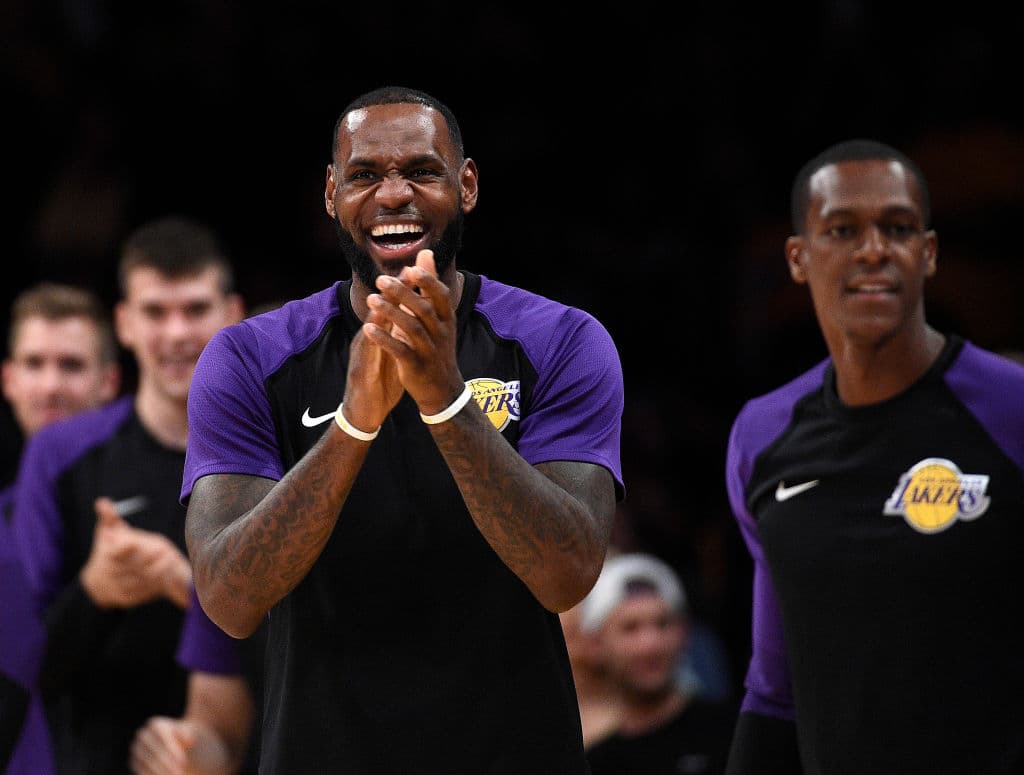 LeBron James se muestra animado con sus nuevos compañeros en Los Angeles Lakers.