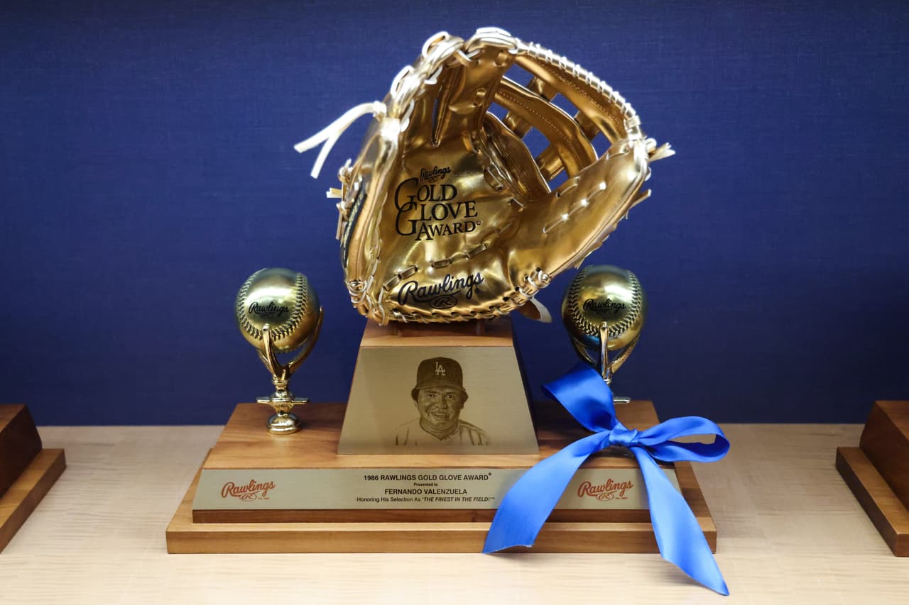 El Guante de Oro que Fernando Valenzuela ganó en 1986 fue acompañado con un moño azul, como muchos otros reconocimientos, en su memoria.