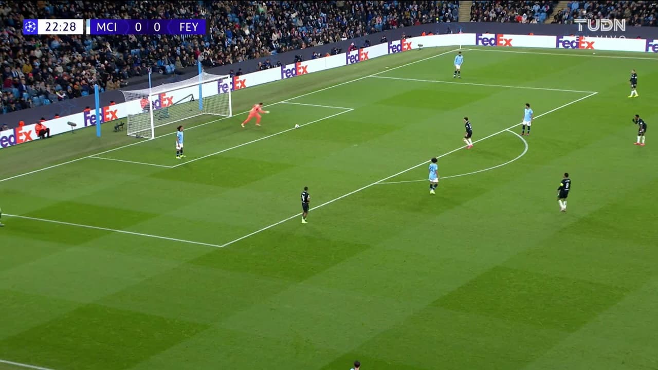 ¡TIRO ATAJADO! disparo por Phil Foden.