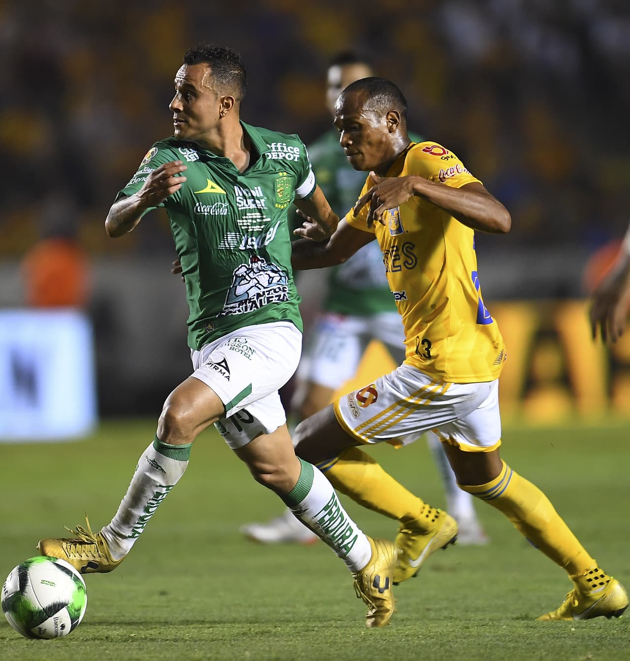 La salida de Ángel Mena desde la primera media hora de partido fue un golpe severo para el capitán leonés pues perdió a un importante socio en las conexiones con la zona ofensiva.