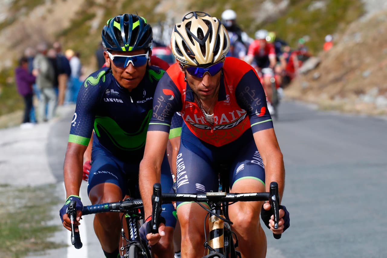 A pesar de ser un código de respeto dentro del ciclismo, el italiano Vincezo Nibali decidió no esperar y atacó, a lo que se unió el colombiano Nairo Quintana. Ambos, rivales por el título, le descontaron tiempo valioso.