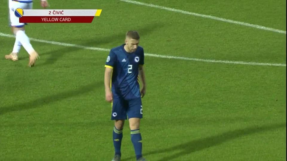 Tarjeta amarilla. El árbitro amonesta a Eldar Civic de Bosnia and Herzegovina