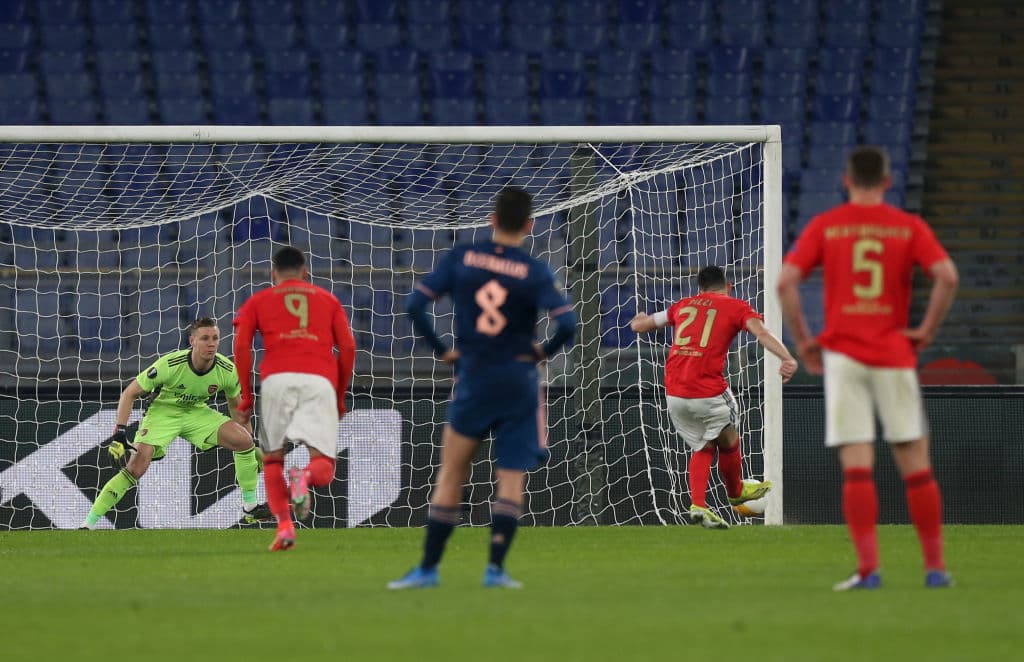 Fernandes (55’) marcó desde los once pasos para abrir el marcador y así adelantar a los locales. Un par de minutos más tarde, Saka (57’) marcó el tanto que le dio la paridad al cuadro inglés. La vuelta se jugará el próximo 25 de febrero.