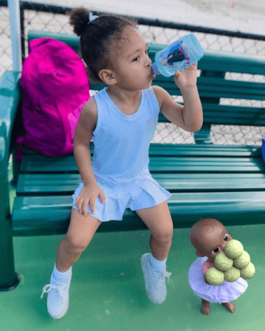 Hace unos días, Serena Williams compartió la foto de su hija Olympia, tomando clases de tenis. Sin duda seguiremos los pasos de la pequeña en este deporte y ver si la alumna supera a la maestra.