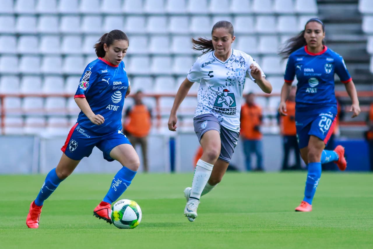 Desde los primeros minutos las 22 jugadoras presentaron tensión y no podían asumir el control del partido.