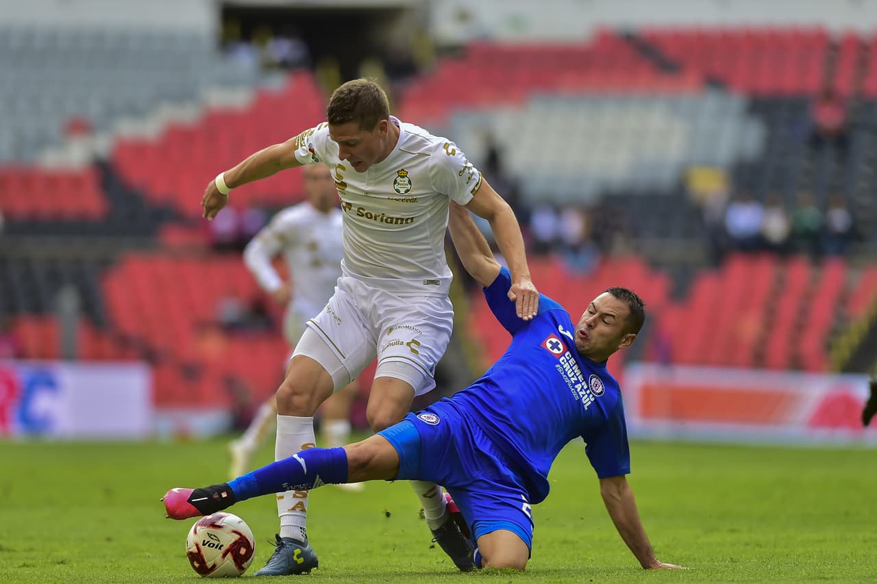 Con goles de Jonathan Rodríguez, Elías Hernández y Luis Romo, Cruz Azul le pasa por encima a Santos y consigue sus primeros tres puntos del Clausura 2020.