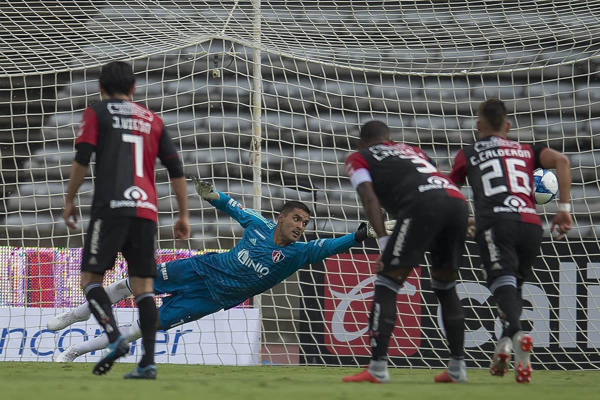 El cobro de Kazim-Richards se estrelló en el vertical derecho, luego de la estirada del arquero de Atlas, José Hernández (centro).
