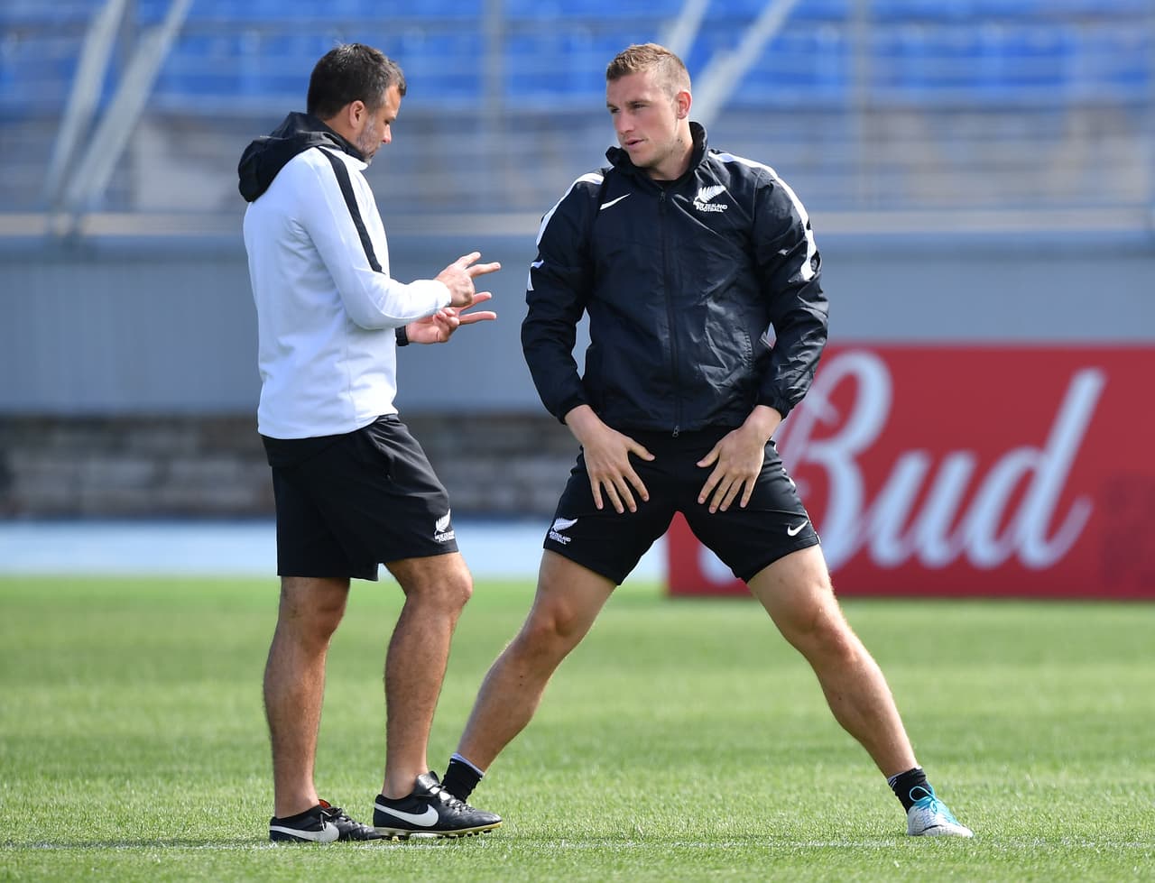 El seleccionador neozelandés Anthony Hudson le ha hallado acomodo en su esquema para aprovechar sus condiciones.