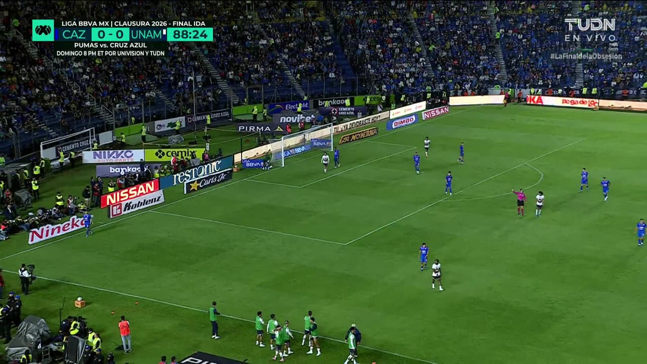 ¡CERCA! Robert Morales disparó que se estrella en el poste.