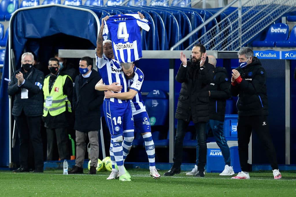 Eibar se acerca a la zona del descenso tras caer 2-1 ante el Alavés en el Mendizorroza.