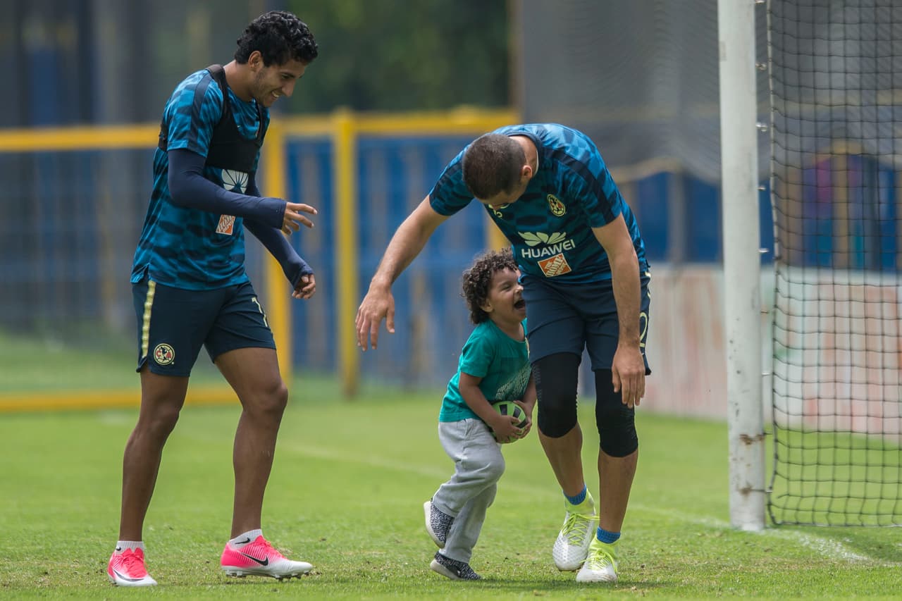 Incluso, Thiago integró a sus juegos al compañero de Cecilio, el paraguayo Pablo Aguilar.