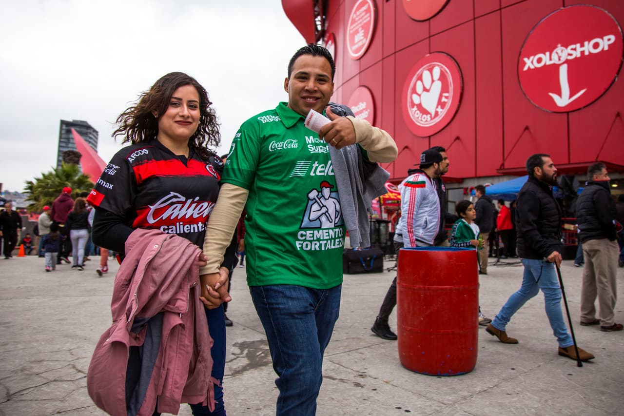 Tremendo ambiente el que se vivió dentro y fuera del Estadio Caliente para presenciar el partido de la Ida de Cuartos de Final entre los Xolos de Tijuana y los Esmeraldas del León. Un marco fantástico para un partido que pintaba muy atractivo.