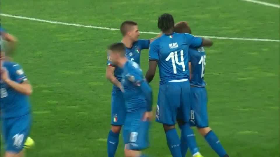 ¡De carambola! Nicollo Barella aprovecha el desvío de un defensa e Italia se va al frente