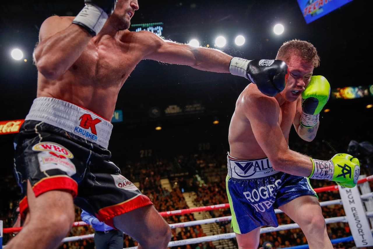 Un volado del europeo que conectó con fuerza el rostro del mexicano.