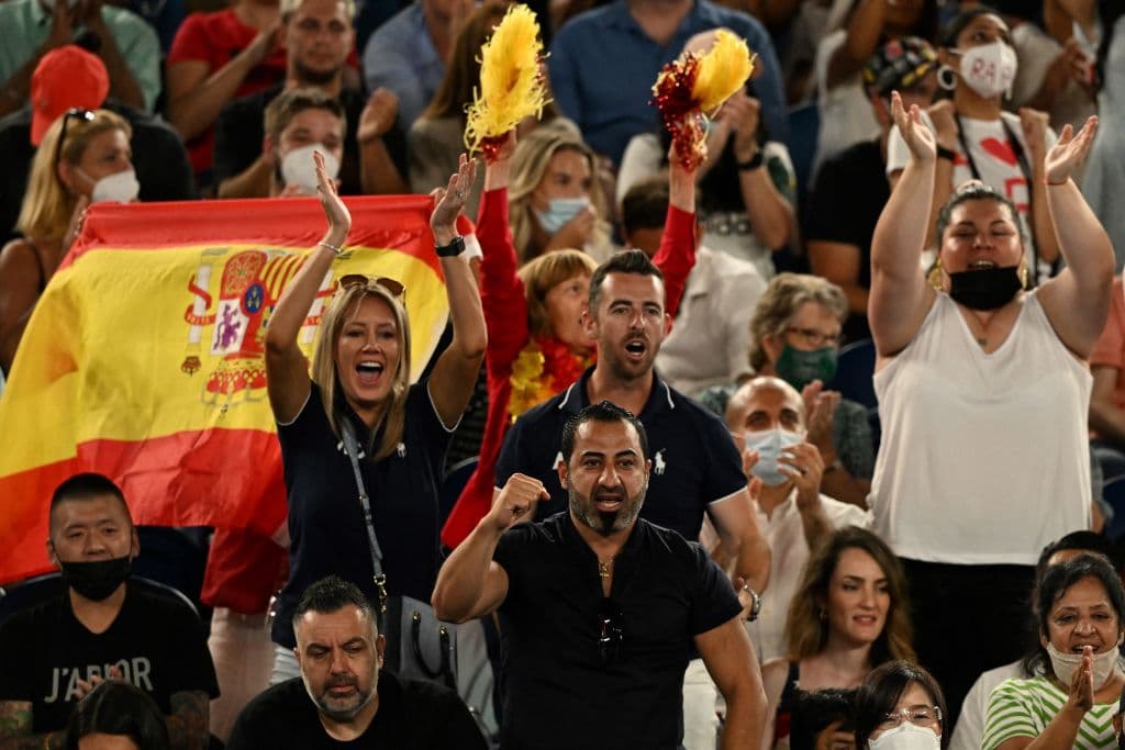 Rafael Nadal lo hace y se convierte en el primer tenista en la historia de este deporte que suma su vigésimo primer título de Grand Slam en el Abierto de Australia tras derrotar al ruso Daniil Medvedev en parciales de 2-6, 6-7(5), 6-4, 6-4 y 7-5, con una duración de cinco horas y 25 minutos de juego.