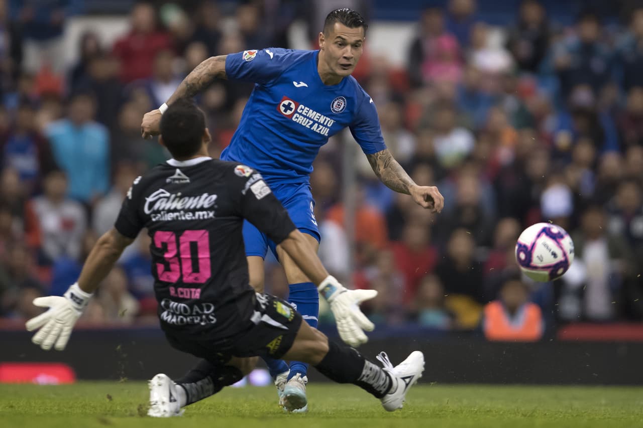 Cota amarga a caraglio y alcanza a rechazar su disparo con el pie. Gana el mano a mano.