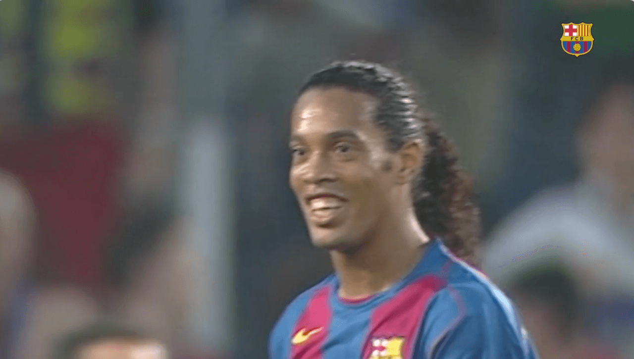 <b>La risa de ‘Dinho’ lo dijo todo</b>
<br>El crack brasileño, que en aquel momento usaba la camiseta #10, solamente estiró su sonrisa ante el fuera de juego que marcó el árbitro central del encuentro.