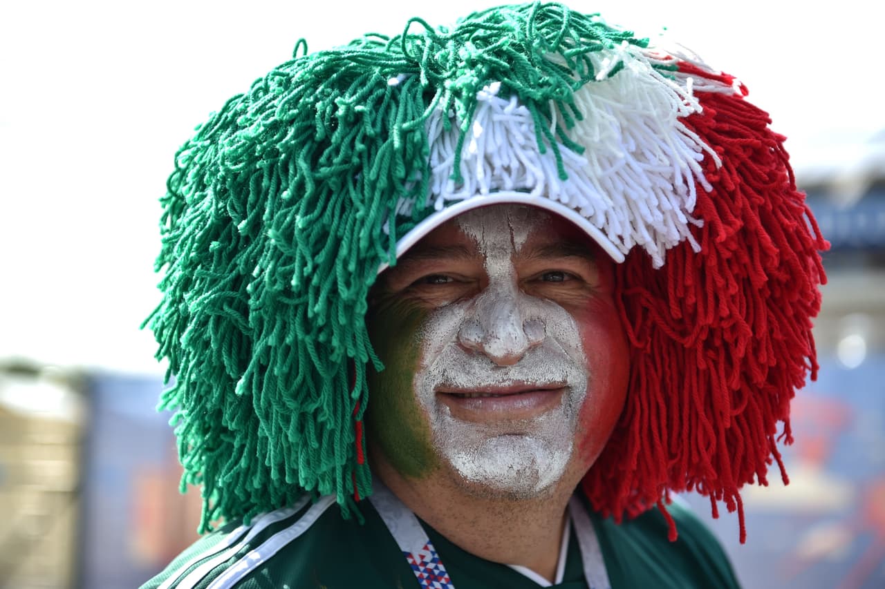 Los fanáticos de México sobresalieron frente a los de Alemania por sus atuendos, que entre sombreros, pinturas y demás, sin duda fueron más llamativos en medio del debut del grupo F del Mundial.
