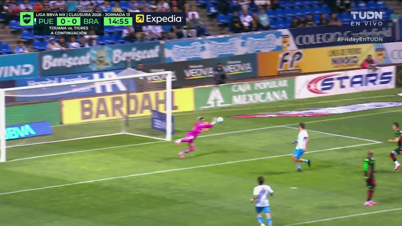 ¡Avisó Juárez! Buen disparo de larga distancia que el arquero del Puebla manda a tiro de esquina