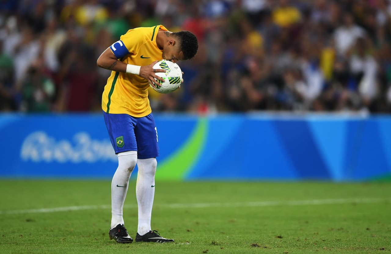En los momentos de presión, un beso al balón es un acto de fe a la espera del resultado deseado. Así lo entendió Neymar en esta imagen, previo al cobro que le dio el título de Juegos Olímpicos a su país en Río-2016.
