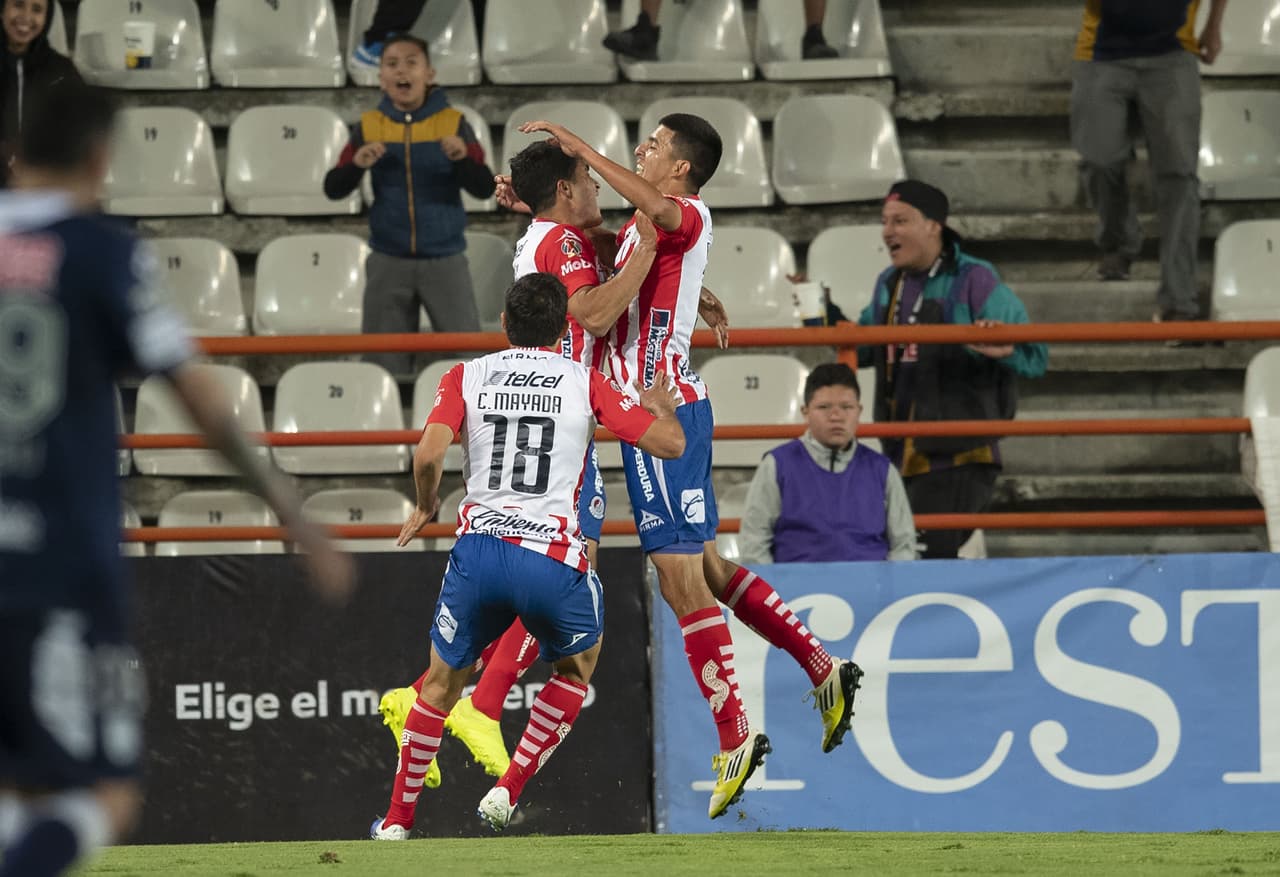 Diego Valdez anota el segundo tanto de San Luis en tiempo de compensación.