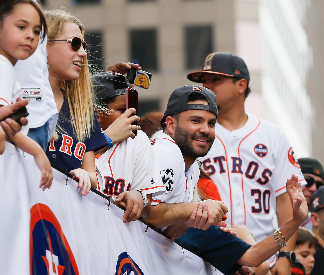 La ciudad de Houston, que aún se recupera del paso del huracán Harvey, festejó en grande junto a los jugadores su primer título de Serie Mundial.
