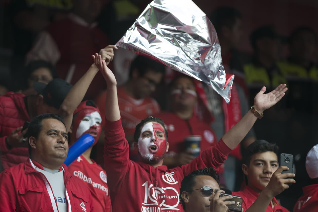 Los fanáticos llevaron los colores del equipo en su piel, como parte de su cuerpo.