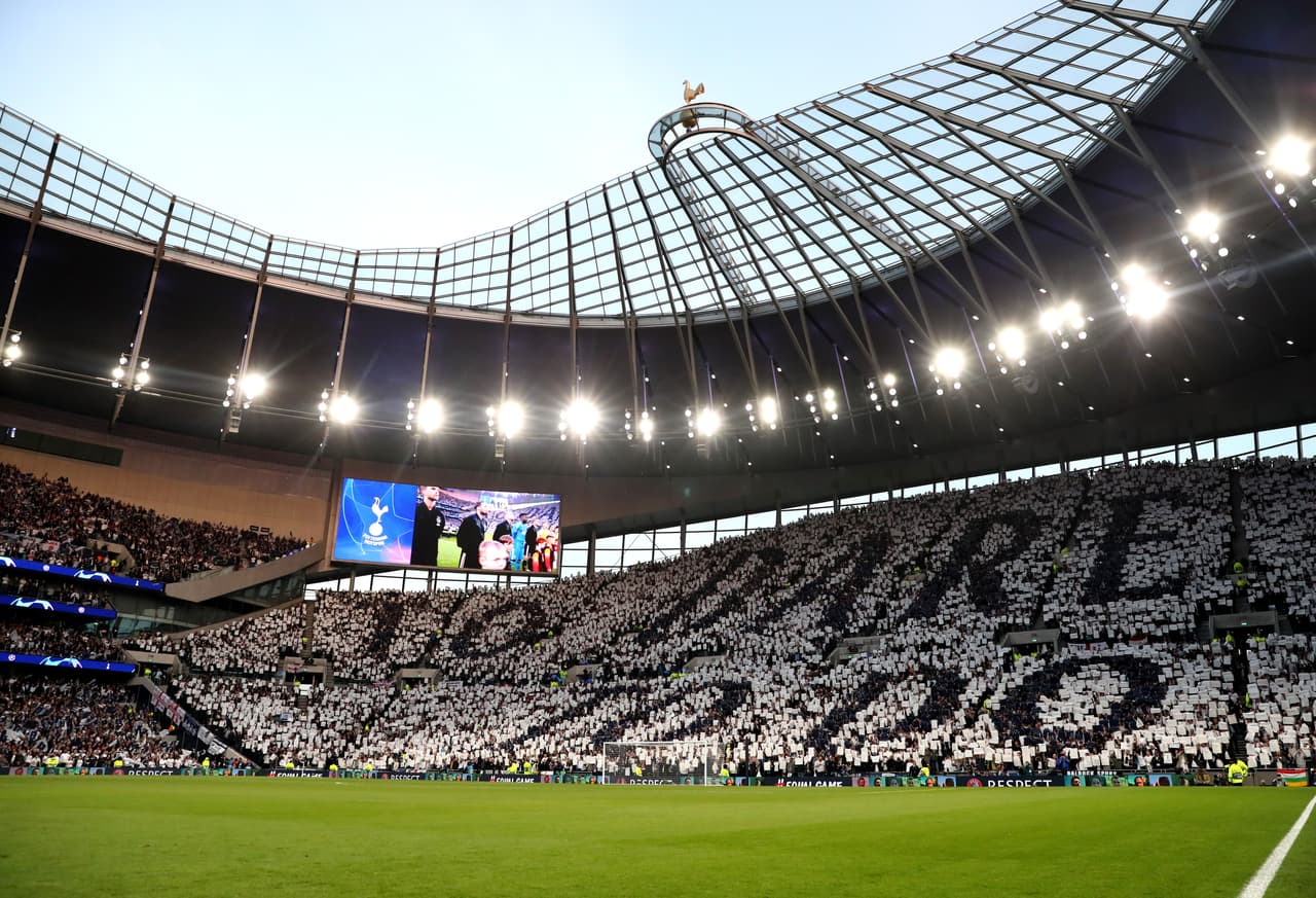 Un gran ambiente se vivió este martes en el inicio de las Semifinales de la UEFA Champions League entre el Tottenham Hotspur y el Ajax. Las aficiones de ambos equipos estuvieron a la altura en el nuevo estadio de los Spurs, en Londres, para dejar en el recuerdo una jornada innolvidable de fútbol europeo.