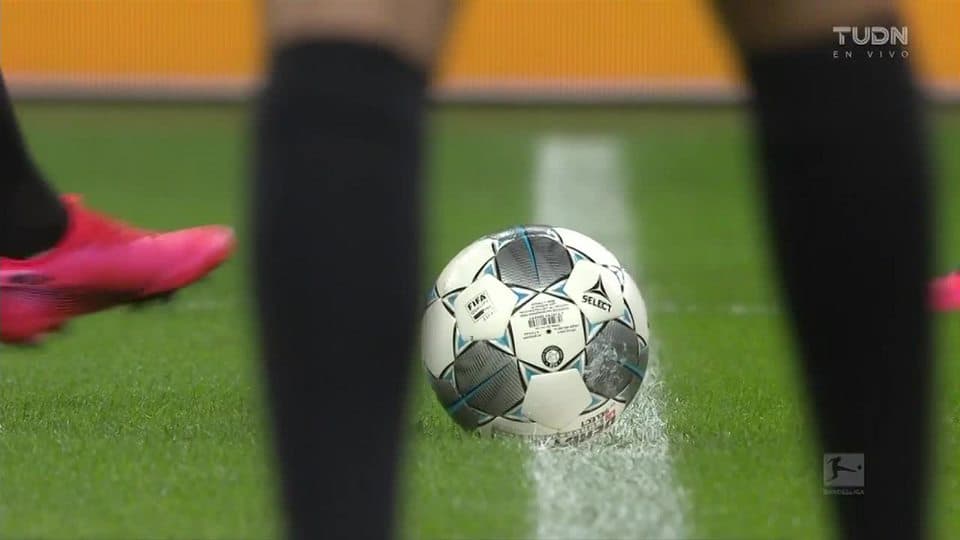 Arranca el partido y la pelota está en juego.
