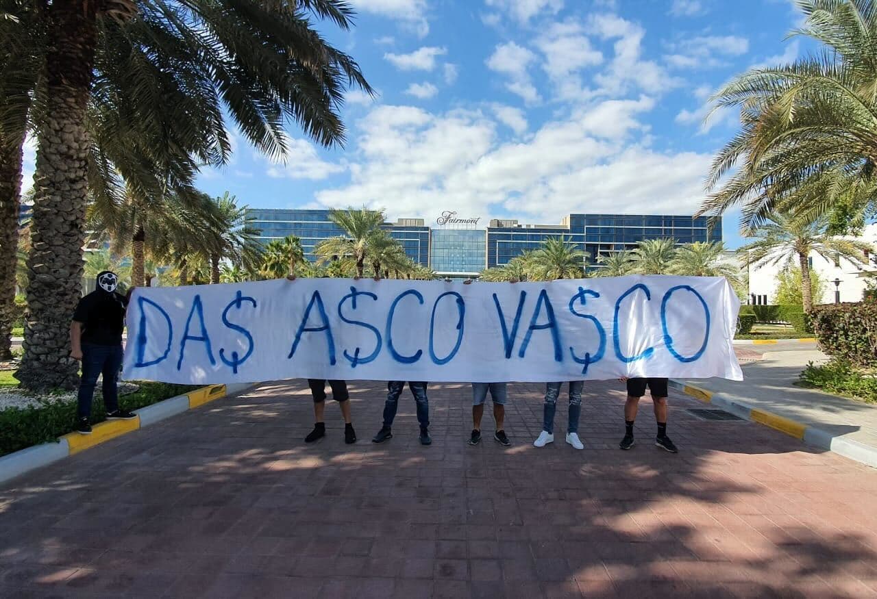 Fans de Rayados vuelven a protestar con pancartas y mensajes amenazantes