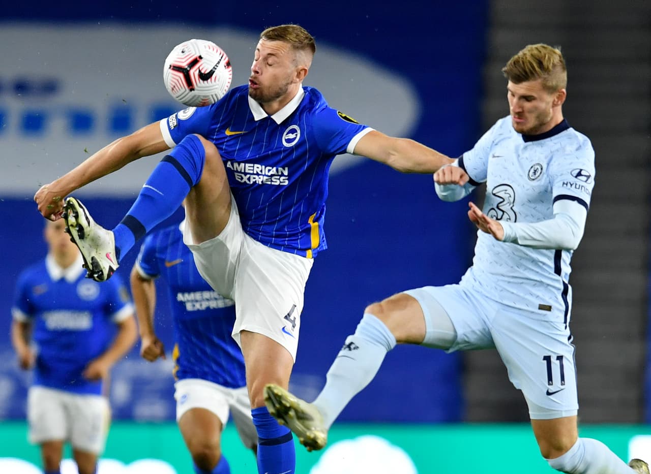 Webster en su primer intento a gol pero el balón sale muy desviado.
